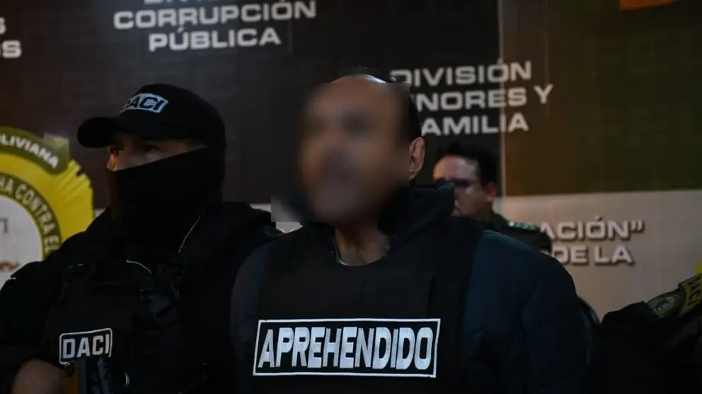 En medio de su presentaci&oacute;n en la Polic&iacute;a, Hamdan realiz&oacute; declaraciones ante los medios de comunicaci&oacute;n, para denunciar que este caso es una &ldquo;charada&rdquo;. APG