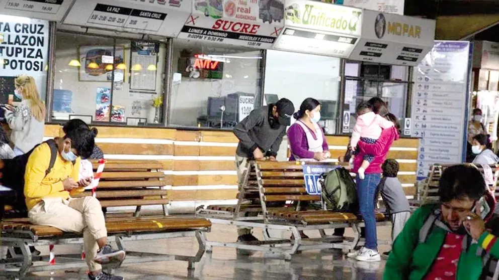 Personas en la Terminal de Buses de Cochabamba./ DICO SOL&Iacute;S