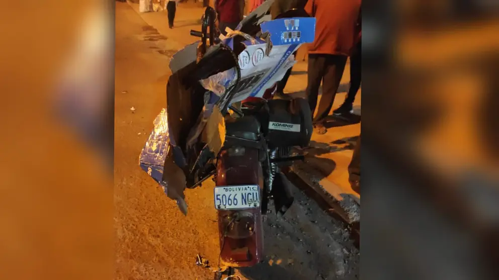 As&iacute; qued&oacute; la motocicleta conducida por Eddy A. C., quien fue arrollado y arrastrado por al menos dos cuadras, en la avenida V&iacute;ctor Ustariz y Juan Pablo Segundo.