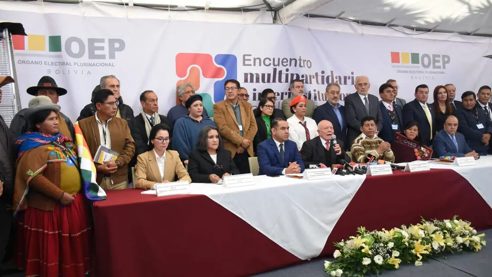 El presidente del TSE (c), &Oacute;scar Hassenteufel, fue el encargado de dar lectura a la &ldquo;Declaraci&oacute;n por la Democracia&rdquo; la cual es fruto del Encuentro Multipartidario. APG
