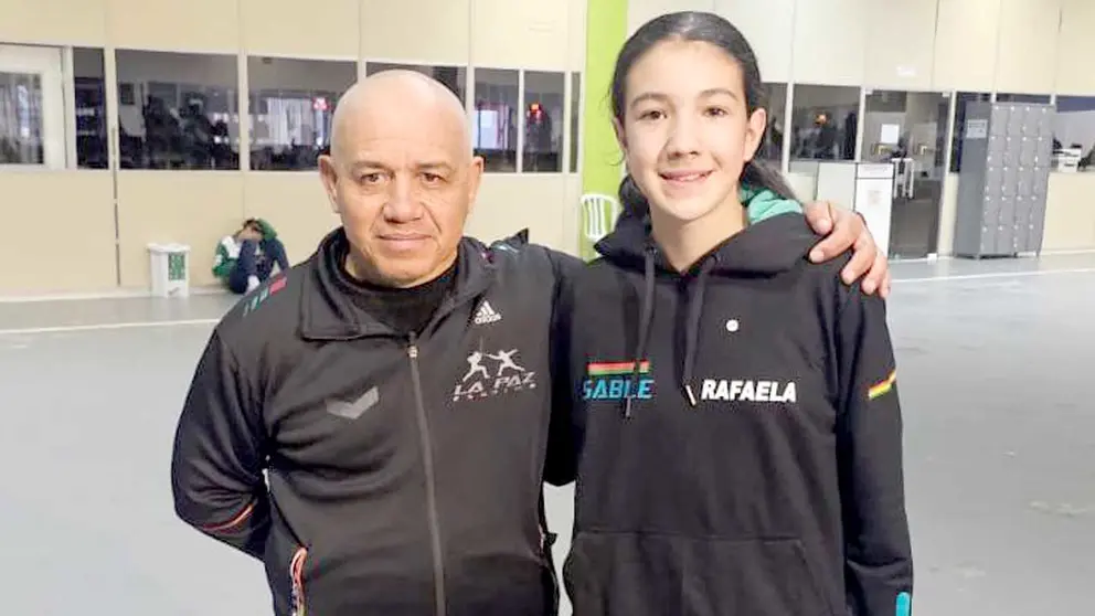 Rafaella Forno (d), tras ganar el bronce en Brasil./ PRENSA ESGRIMA