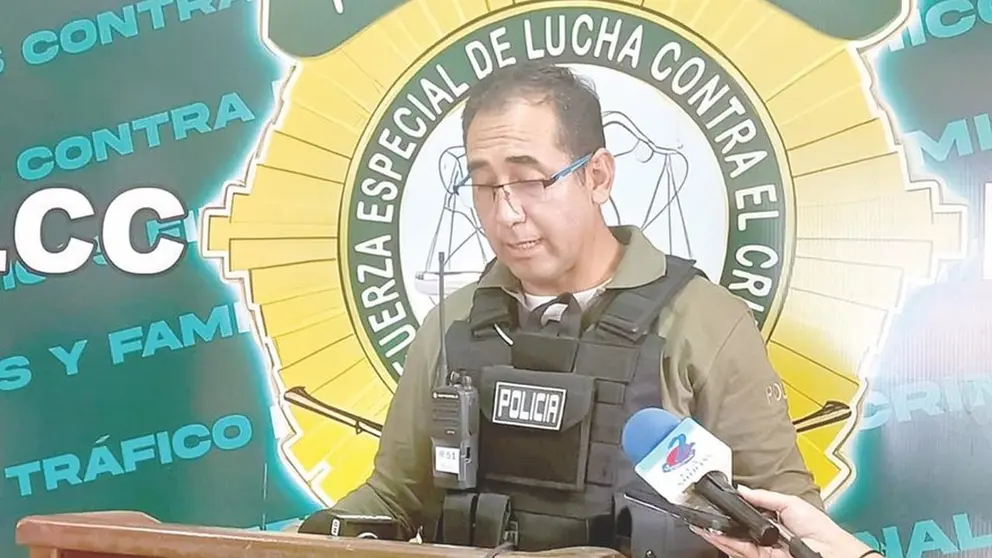 Ángel Moya, subdirector de la  FELCC de  Cochabamba, durante la conferencia de prensa./ MARIELA COSSÍO