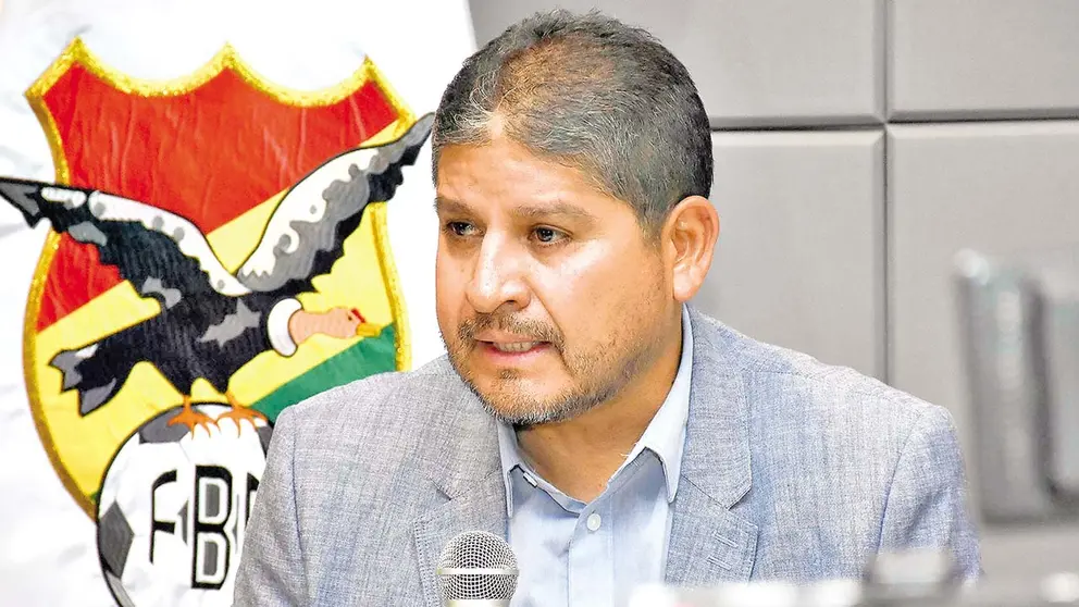 &Oacute;scar Villegas brinda declaraciones a la prensa deportiva, en una conferencia./ APG
