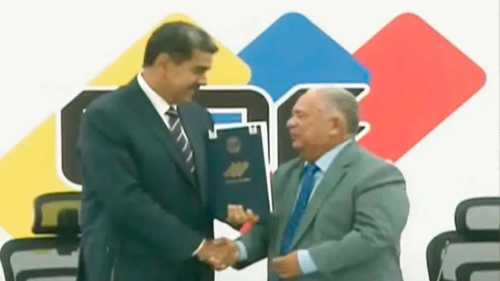 El momento en que Nicol&aacute;s Maduro recibe del CNE su credencial presidencial. Captura