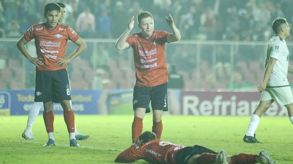 Incidencias del partido entre Oriente Petrolero vs Wilstermann, jugado en el estadio Ramón Aguilera Costas./ APG