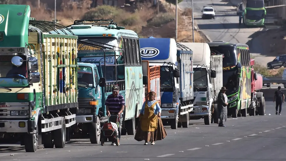 Transportistas bloquean avenida Petrolera, en demanda de di&eacute;sel. DICO SOL&Iacute;S
