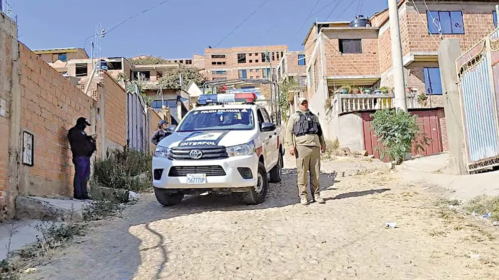 La Polic&iacute;a en afueras del inmueble donde ocurri&oacute; el tiroteo en Sivingani, Cochabamba./ CORTES&Iacute;A