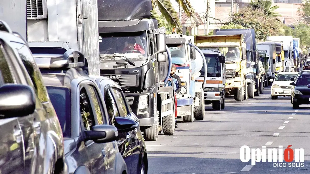 Una fila de vehículos en una estación de servicio, este 31 de julio./ DICO SOLÍS
