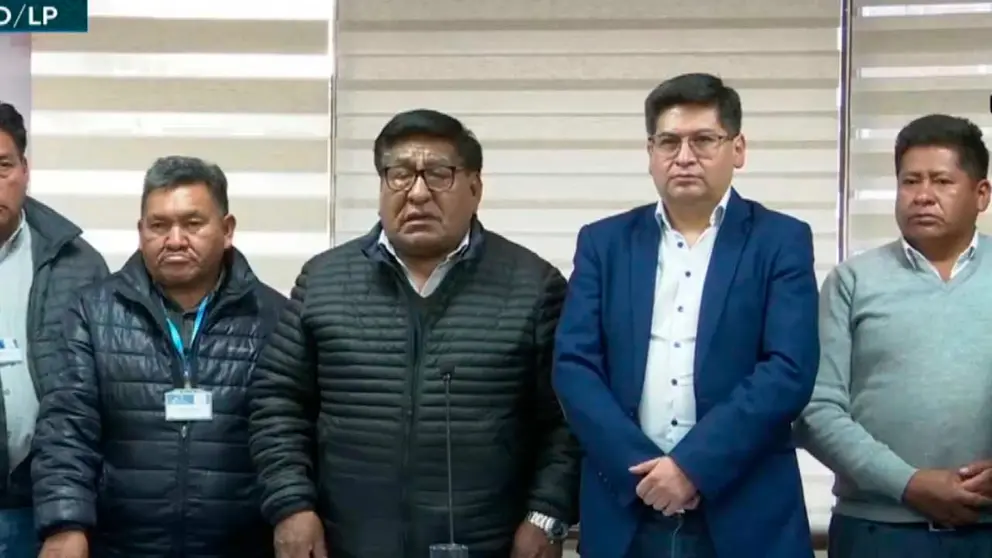 La Confederaci&oacute;n Sindical de Choferes de Bolivia junto con el ministro de Econom&iacute;a, Marcelo Montenegro. Captura BTV