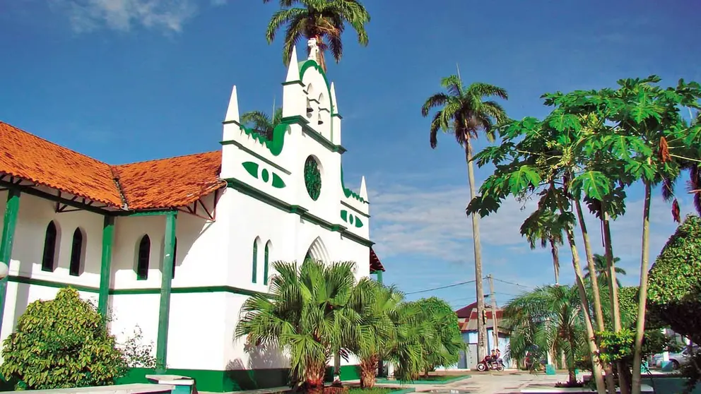 Esta iglesia se encuentra a pocos metros del río Acre, en la cima plana de una colina. Para llegar a ella se pasa por una alameda de palmeras./ SKYSCRAPER