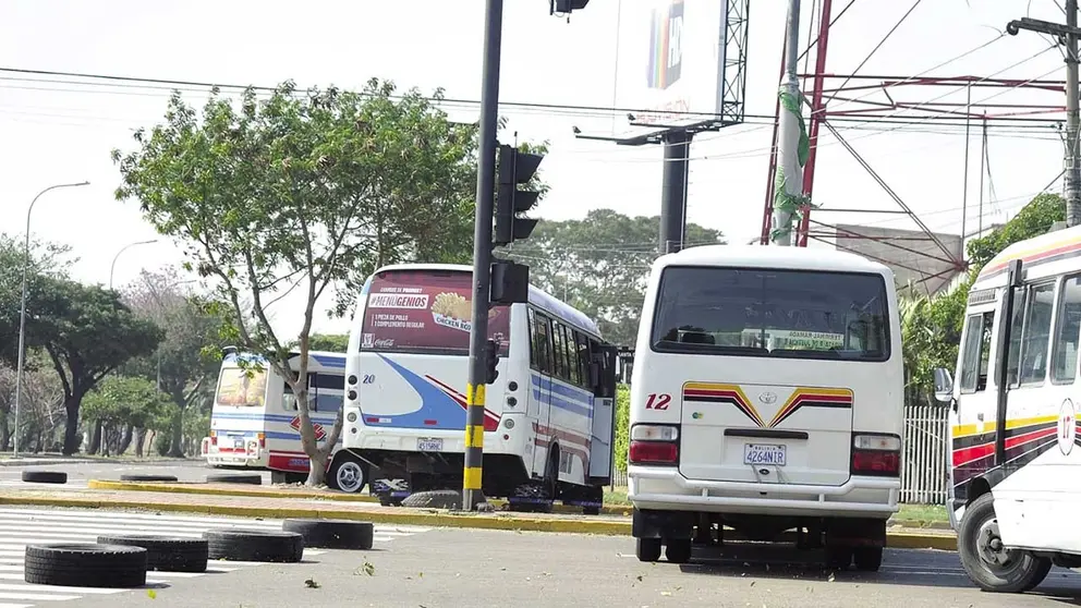 Motorizados bloquean en Santa Cruz, en demanda de diésel./ APG