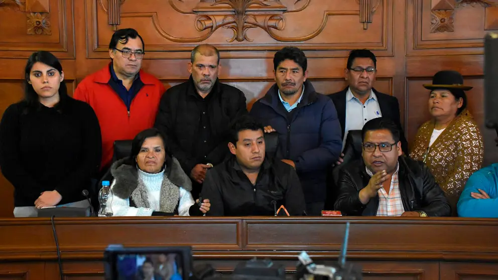 Senadores en conferencia de prensa. APG