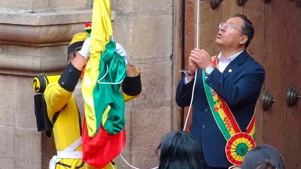 El presidente Luis Arce durante la iza de la bandera por la celebraci&oacute;n del D&iacute;a de la Patria. APG