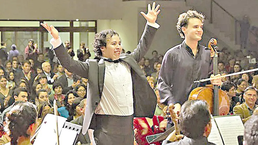 Leonard Elschenbroich (derecha) junto a Miguel A.  Salazar y la Filarmónica de Bolivia. / ARCHIVO