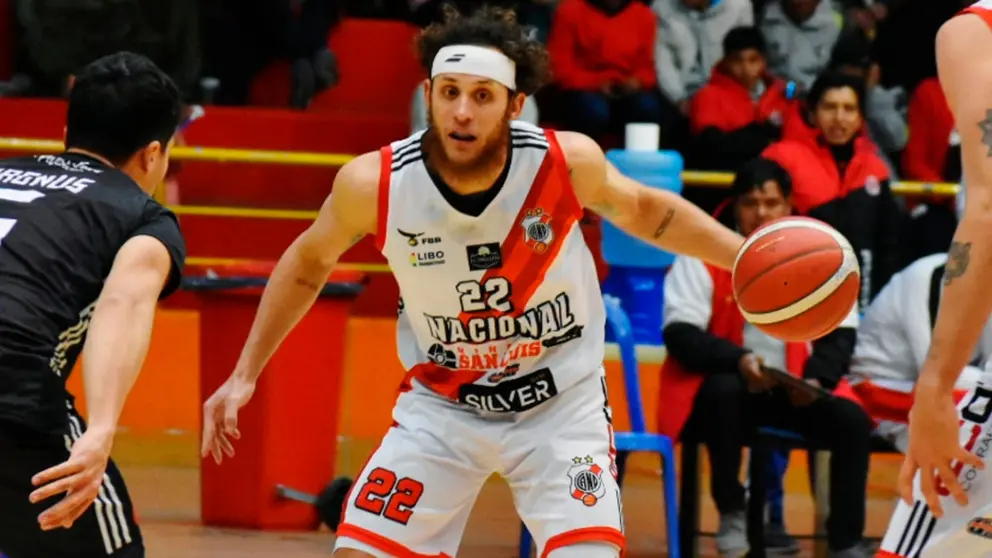 Una jugada pasada de un partido de Tarija B&aacute;squet./ TB