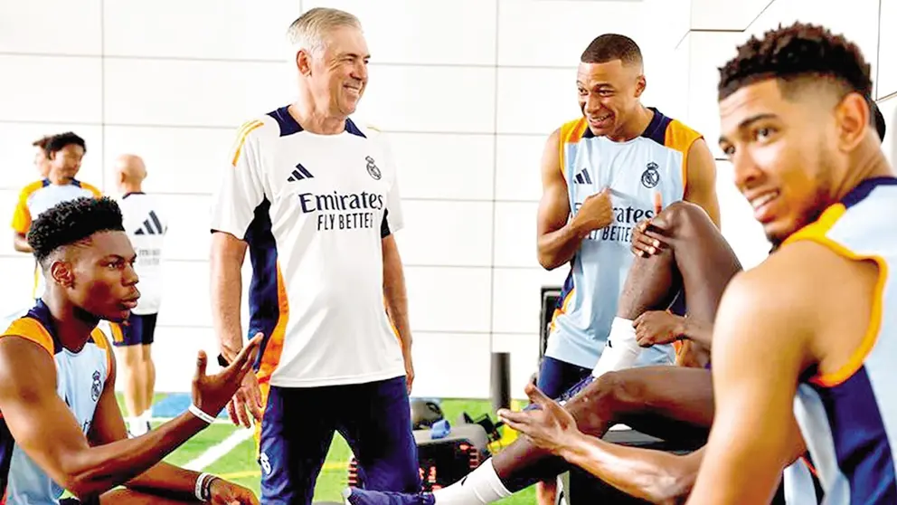 Ancelotti y Mbapp&eacute; (c), en el vestuario merengue./ FACEBOOK REAL MADRID