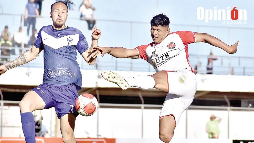 Joel Calicho (d) saca un remate con el pie izquierdo, durante la igualdad entre FC Universitario y GV San Jos&eacute;./ DICO SOL&Iacute;S