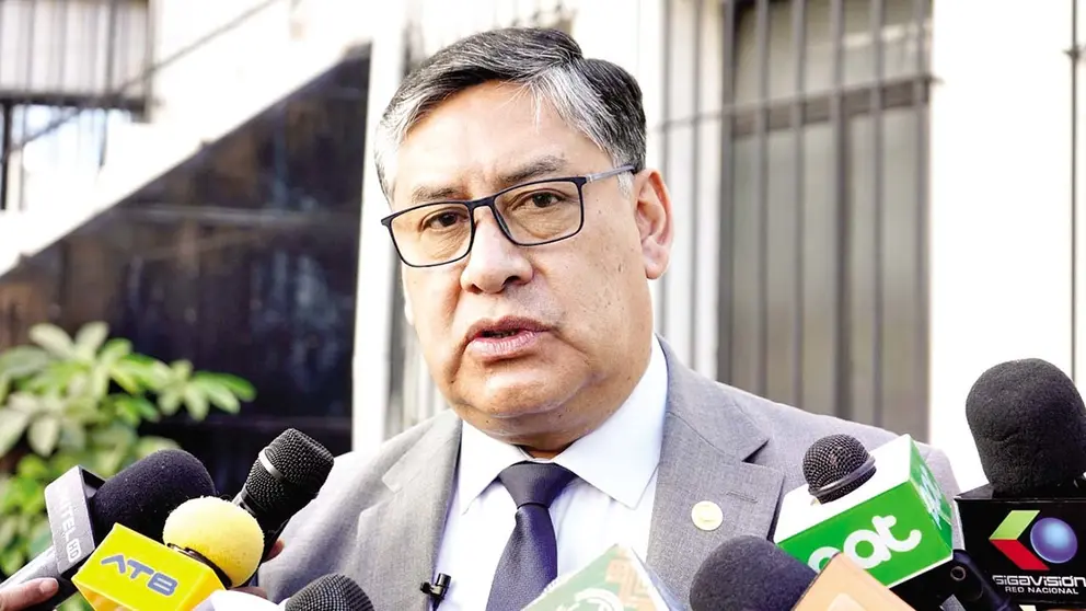 El fiscal General, Juan Lanchipa, en contacto con los medios de prensa./ FISCALÍA