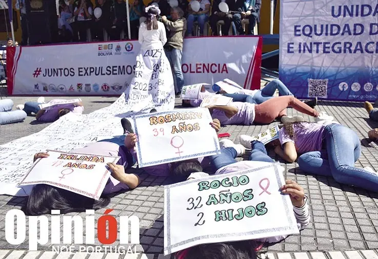 Mujeres marchan en protesta contra los feminicidios./ NOÉ PORTUGAL