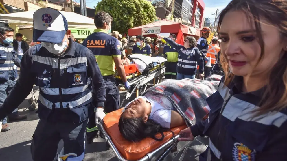 Voluntarios en el simulacro de sismo en la OTB Recoleta, este 11 de agosto. DICO SOL&Iacute;S