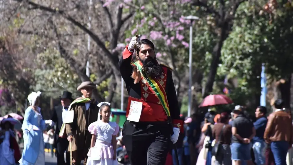 Uno de los participantes en el Paseo de la Alameda realizado en El Prado, este 11 de agosto. DICO SOL&Iacute;S