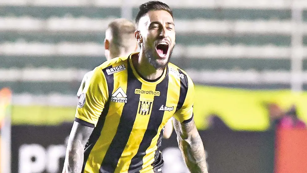 Luciano Ursino festeja un gol para el Gualdinegro./ APG