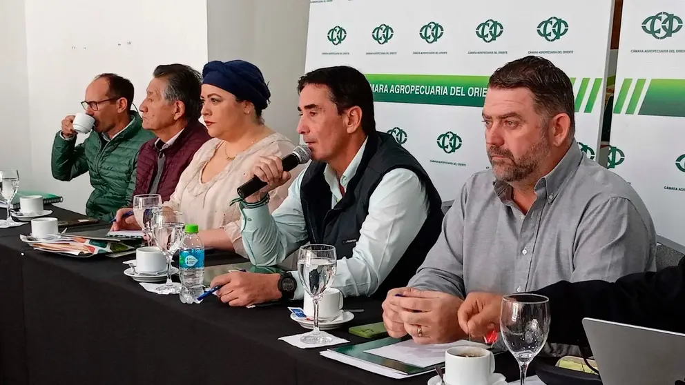 La ministra Mar&iacute;a Nela Prada en reuni&oacute;n con los agropecuarios nacionales. Urgente.bo