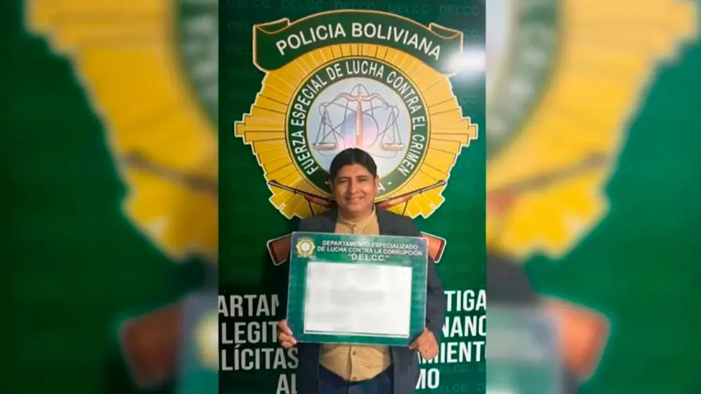 El diputado Rolando Cu&eacute;llar posa para la foto en dependencias policiales tras su arresto. Polic&iacute;a Boliviana