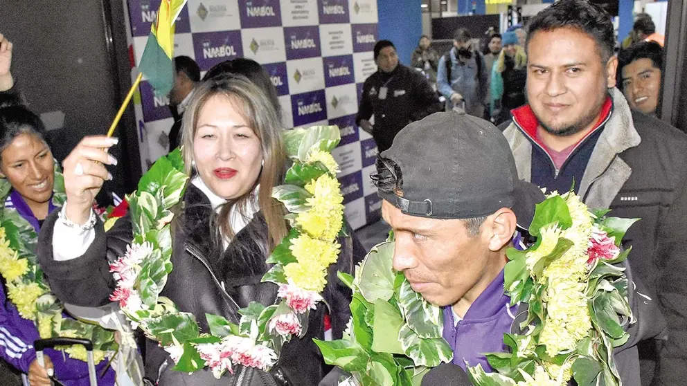 Una imagen de lo que fue la llegada de H&eacute;ctor Garibay a Bolivia despu&eacute;s de su paso por la justa deportiva de Par&iacute;s./ APG
