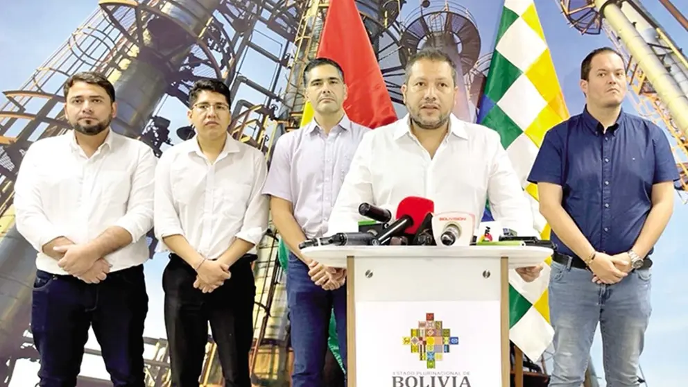 El ministro de Hidrocarburos, Alejandro Gallardo, junto al empresariado cruce&ntilde;o./ CAPTURA DE VIDEO