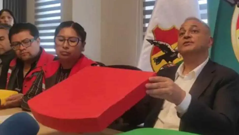 Fernando Costa presenta las butacas descartables que se usarán ante Venezuela. LA DEPORTIVA 2.  