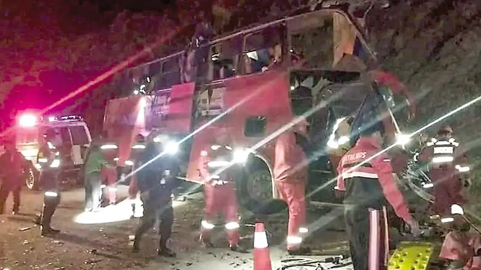El bus sufri&oacute; el accidente mientras viajaba de Tarija a Santa Cruz./ POLIC&Iacute;A