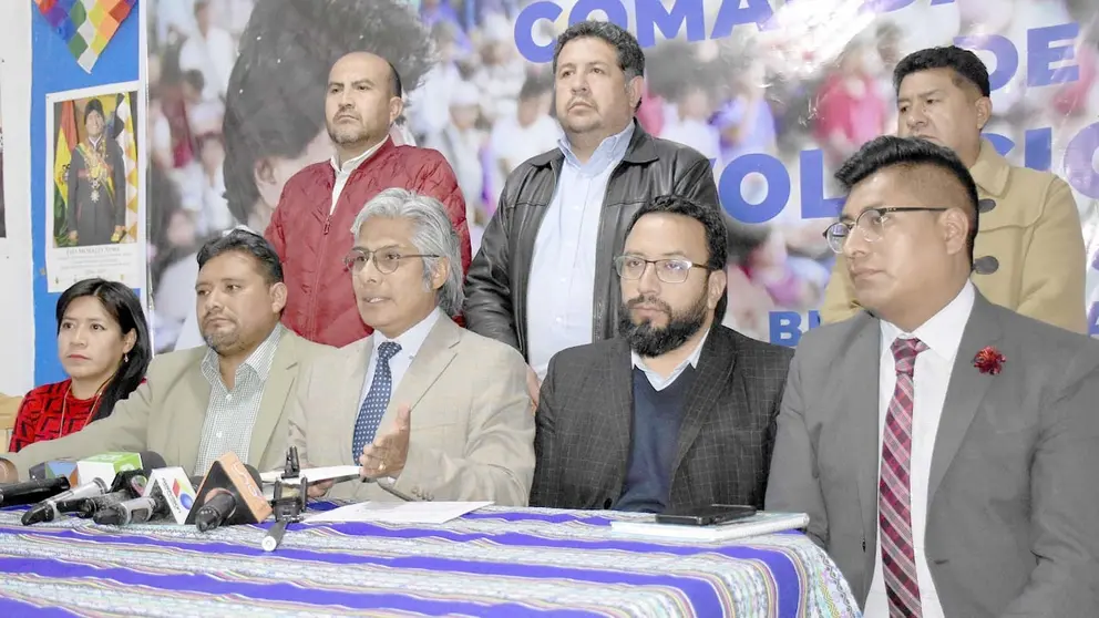Wilfredo Ch&aacute;vez se pronunci&oacute; junto al equipo jur&iacute;dico del "evismo"./ APG