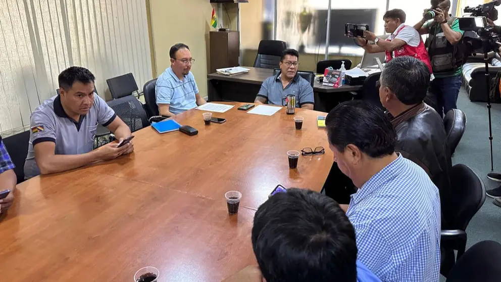 Reuni&oacute;n entre Alcald&iacute;a y transporte federado y libre por el tema pasajes arranca en la Llajta. ALCALD&Iacute;A DE COCHABAMBA