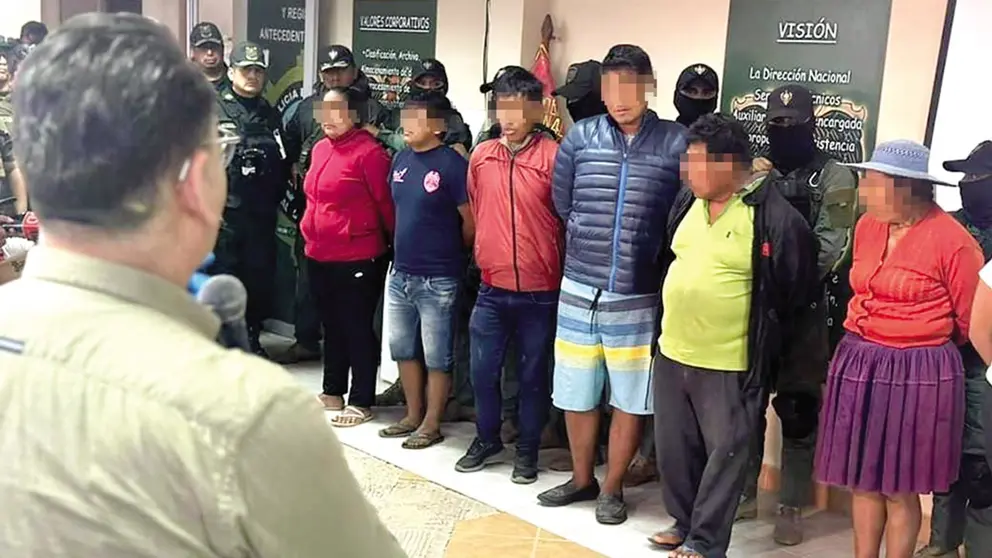 El viernes, el viceministro Jhonny Aguilera presentó a siete personas presuntamente vinculadas con la banda de Nabor López./ VICEMINISTERIO DE RÉGIMEN INTERIOR Y POLICÍA