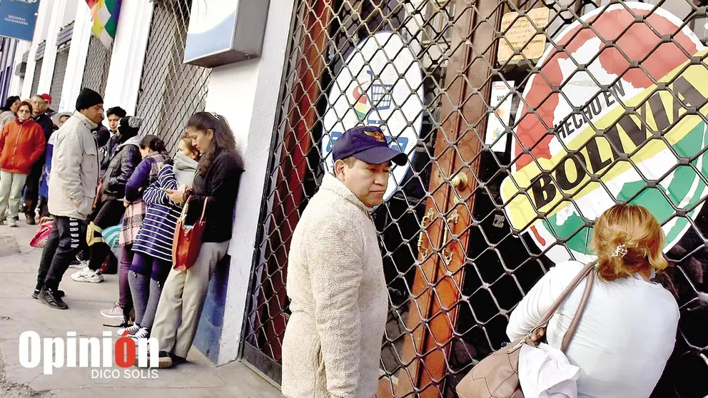 Largas filas de compradores en EMAPA Cochabamba, este 28 de agosto./ DICO SOL&Iacute;S