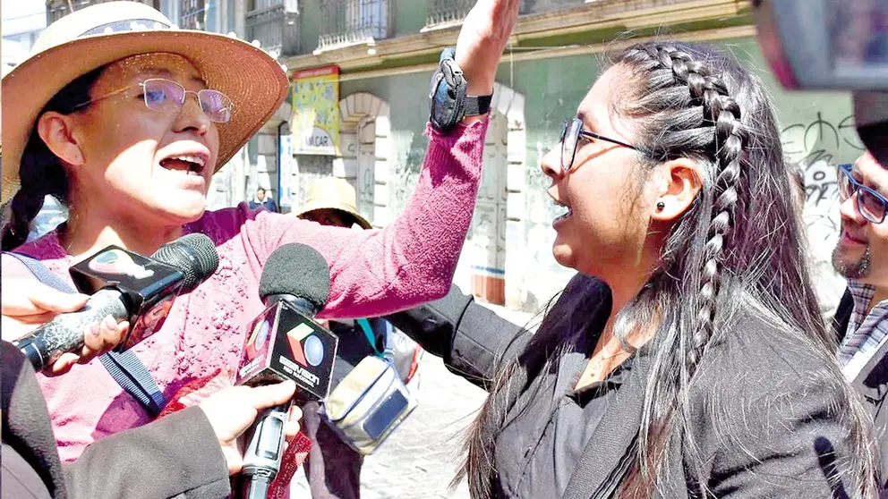 La alcaldesa de El Alto, Eva Copa, en un momento tenso con una ciudadana, en La Paz./ APG