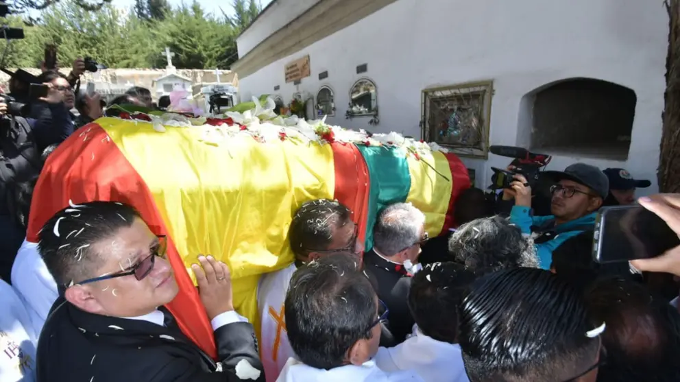 El padre Eduardo P&eacute;rez Iribarne fue sepultado al mediod&iacute;a de este jueves, en el mausoleo de la Compa&ntilde;&iacute;a de Jes&uacute;s del Cementerio General de la ciudad de La Paz. APG