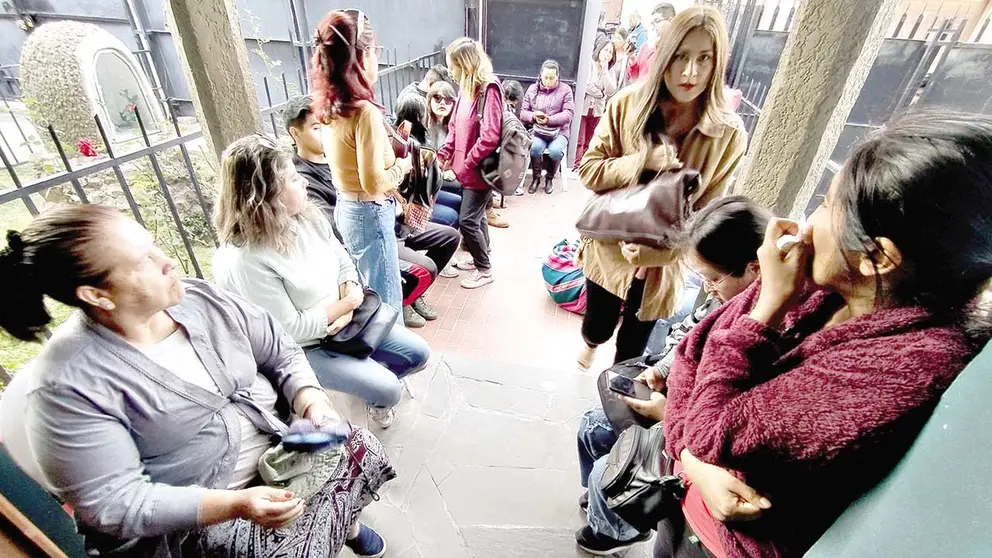 Ciudadanos cochabambinos aguardan para registrarse./ DICO SOLÍS