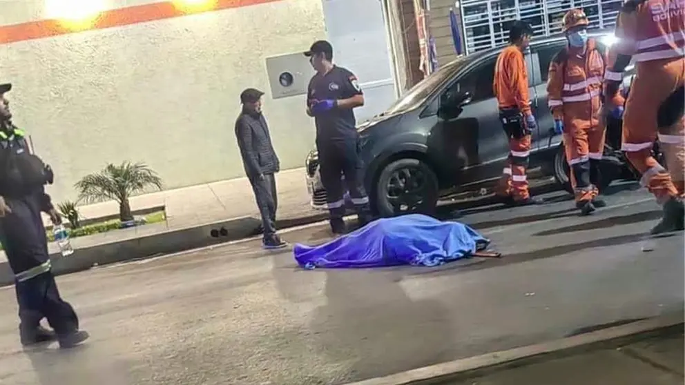 La mujer sin vida tras el accidente de tr&aacute;nsito. Usted tiene la palabra