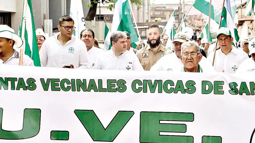Juntas vecinales cruce&ntilde;as se movilizan en una marcha contra los resultados del Censo 2024./ APG