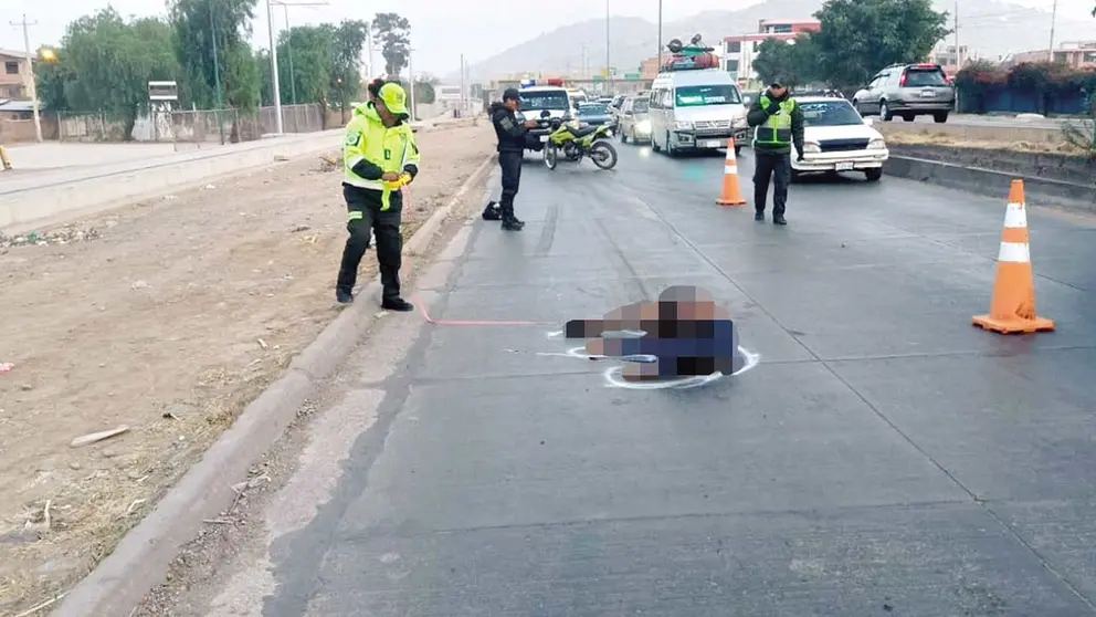 Un hombre muri&oacute; luego de ser atropellado en la avenida Petrolera, en Cochabamba./ CORTES&Iacute;A