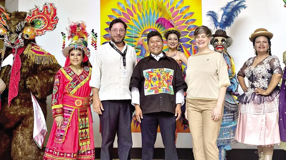 El artista Mamani Mamani durante la inauguraci&oacute;n de &lsquo;Semillas de Colores de Pachamama&rsquo; en M&eacute;xico./ CORTES&Iacute;A