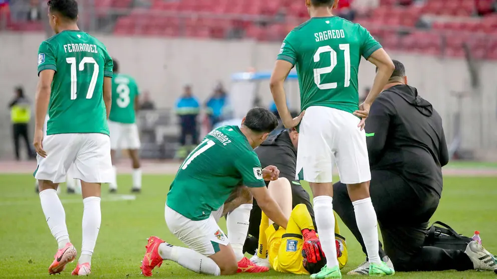 Carlos Lampe salió lesionado en el primer tiempo./ APG