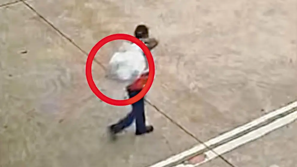 C&aacute;maras de vigilancia registran a una mujer transportando paquetes presuntamente de droga en el aeropuerto de Viru Viru./ REDES SOCIALES