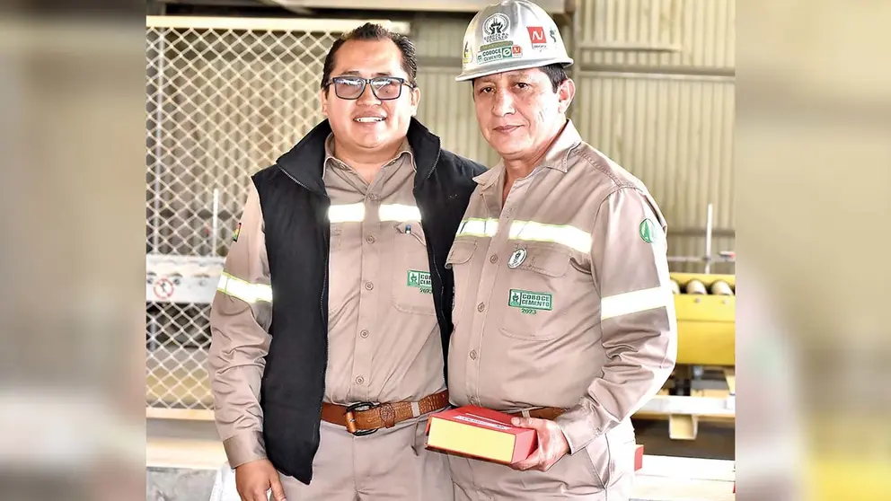 El gerente de COBOCE Cemento entrega un reconocimiento a uno de los trabajadores. DICO SOL&Iacute;S