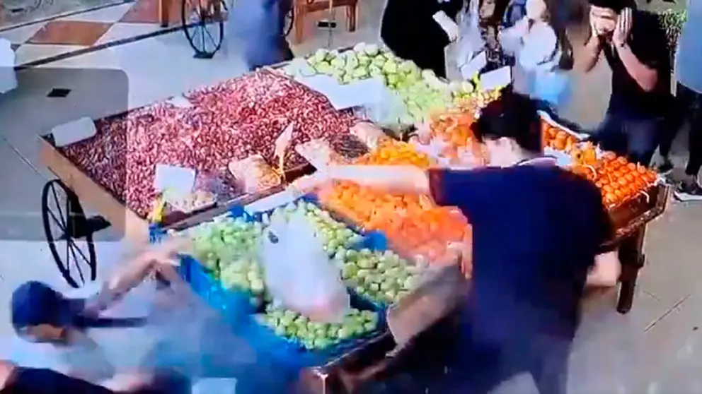 Momento en que uno de los beepers explota en el bolsillo de un presunto miembro de Hezbol&aacute;. Captura