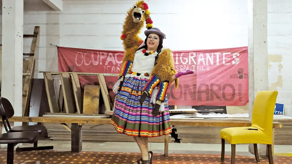 Remberto es gay, drag queen e  inmigrante que vive es una ocupación en Brasil./ EDUARDO SCHWARTZBERG