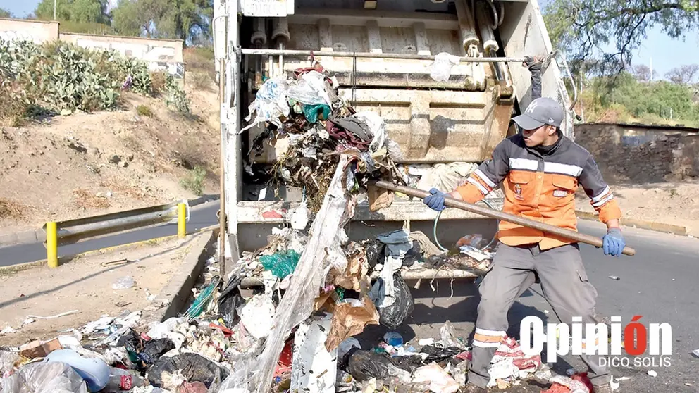 Trabajos de recojo de basura en la ciudad, este 23 de septiembre. / DICO SOL&Iacute;S