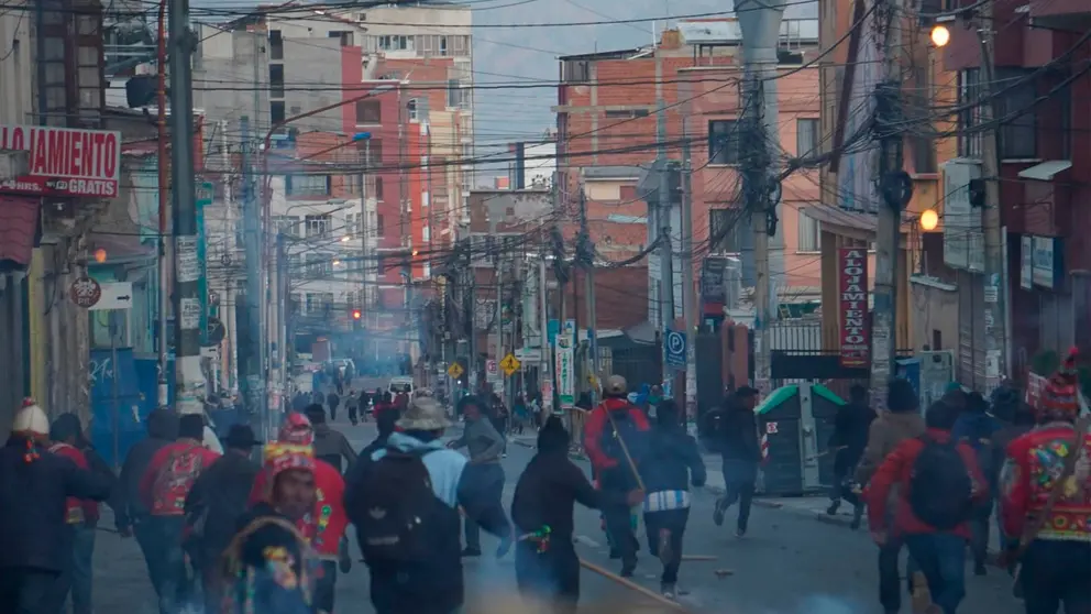 Momento en el que facciones del evismo y del arcismo se enfrentaron en Plaza Murillo. APG